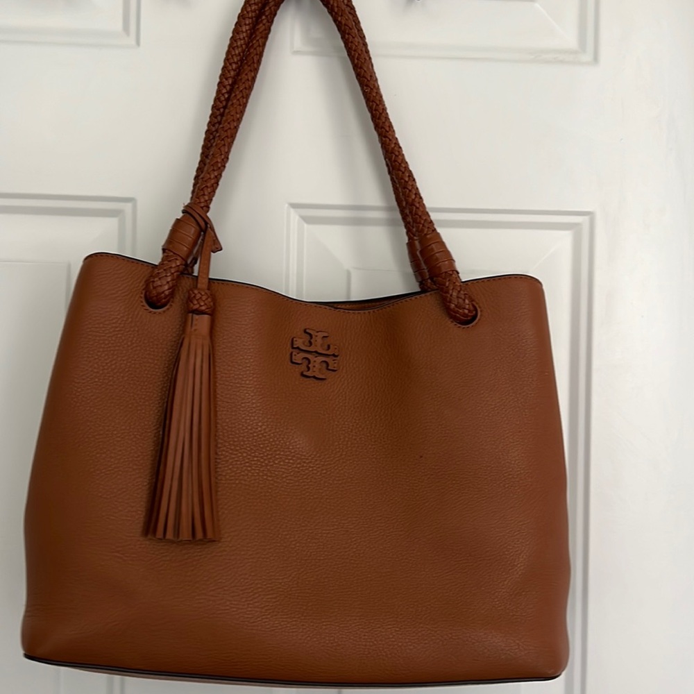 Perfect Tory Burch tote!!!